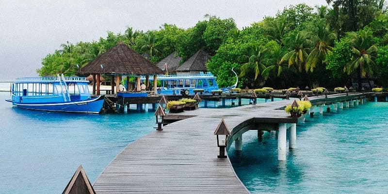 Why Book Your Maldives Vacation Through a Local Travel Agency