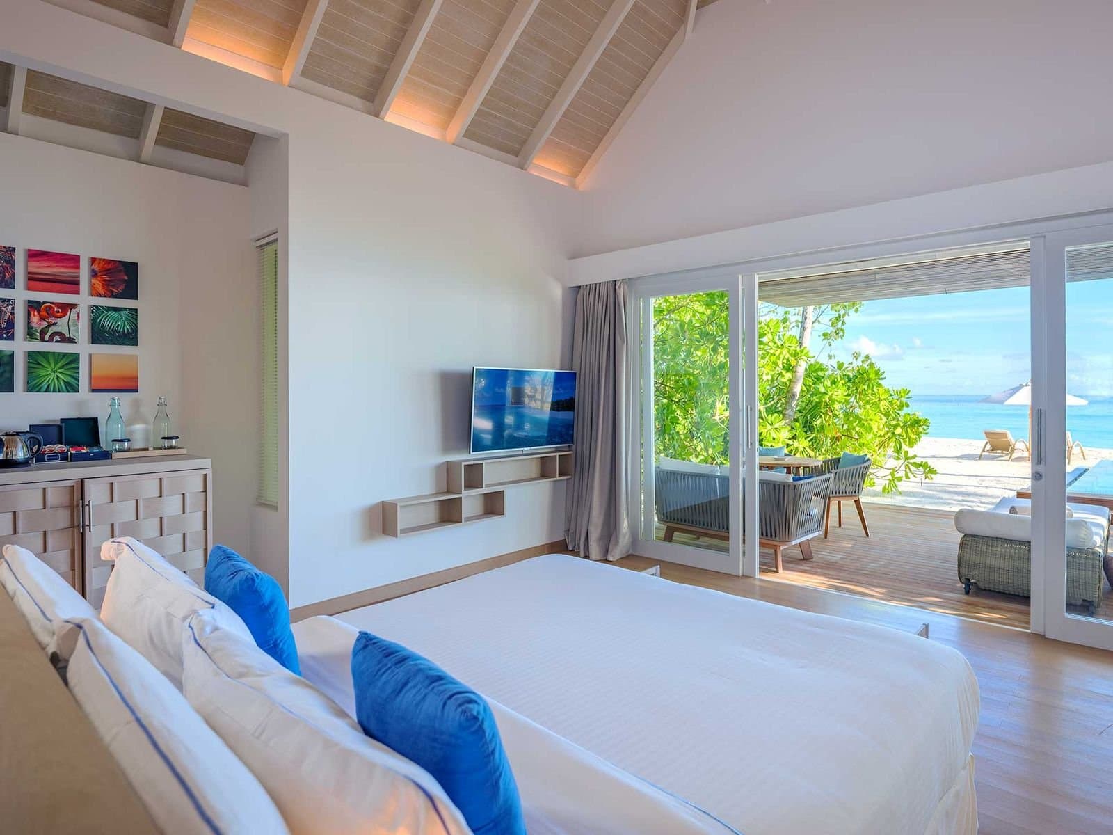 Sunset Beach Villa with Pool - Image 2