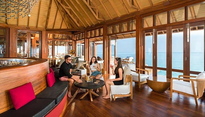 Falhu Overwater Bar