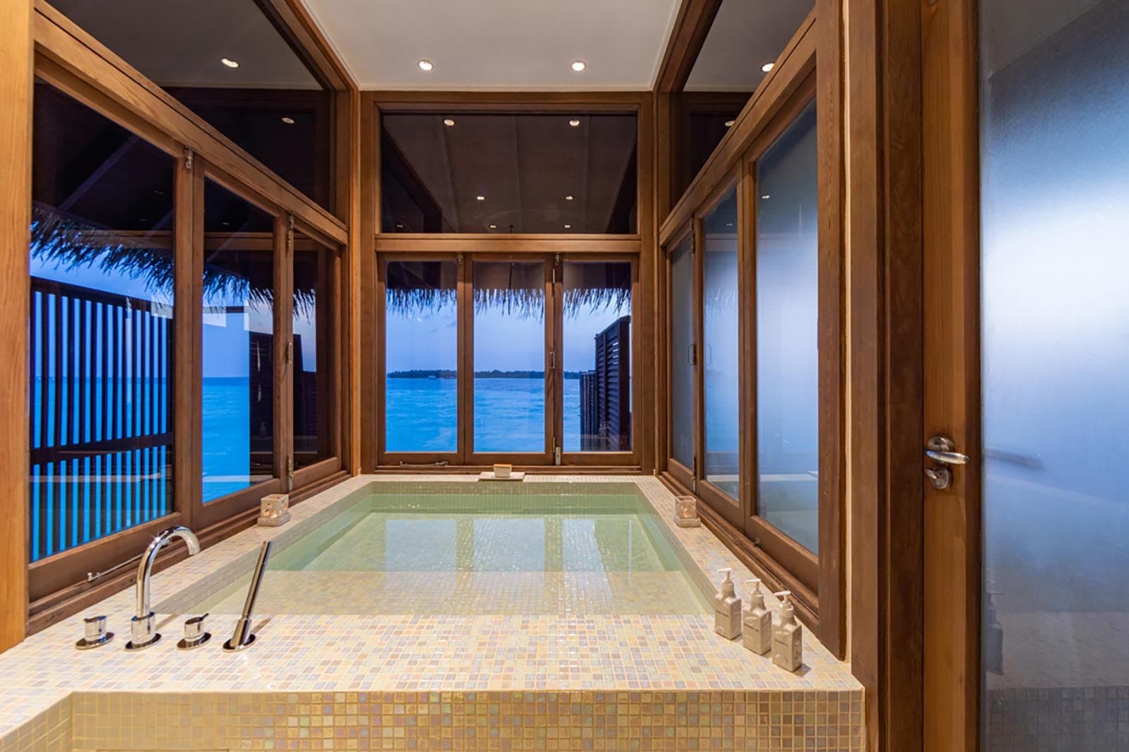 Grand Water Villa - Image 3