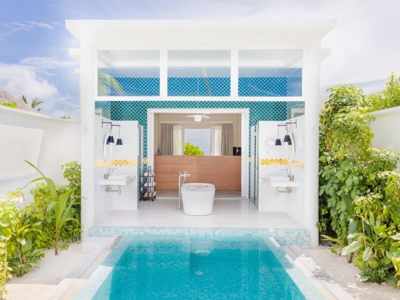 Grand Beach Villa with Pool - Image 3