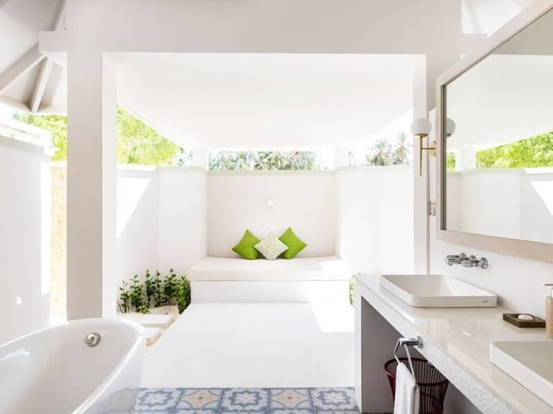 Grand Beach Villa with Pool - Image 3