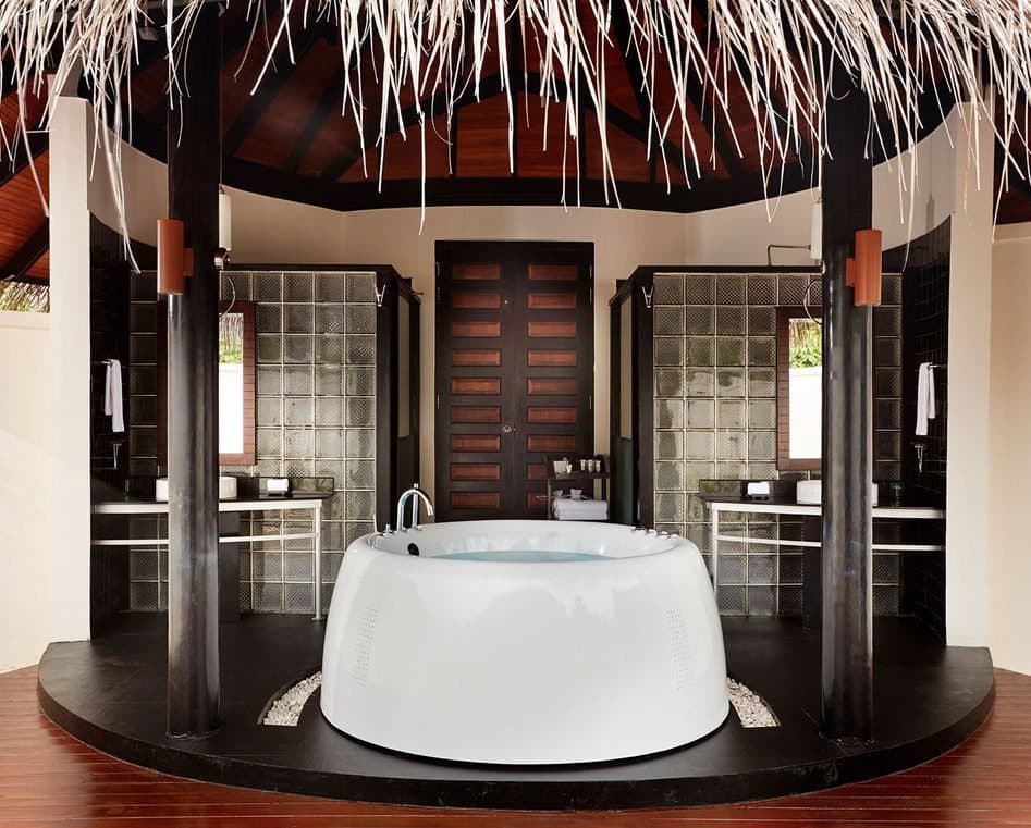 Family Deluxe Beach Villa with Pool - Image 3