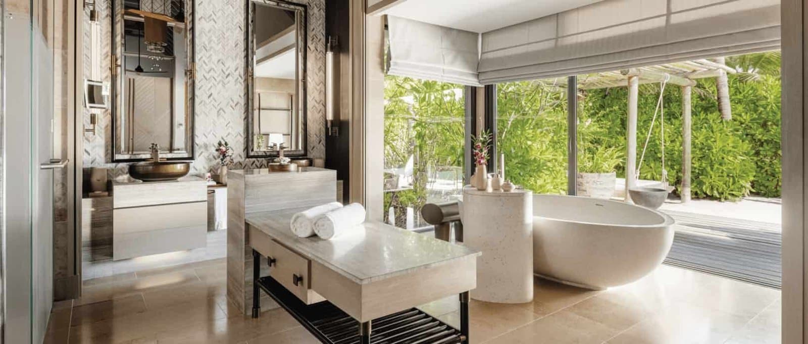 King Grand Beach Villa with Pool - Image 3