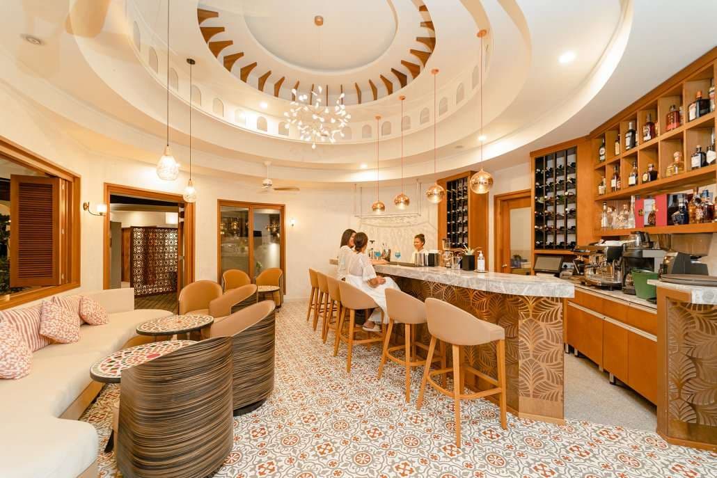 Oasis Restaurant, Bar & Lounge - Image 3