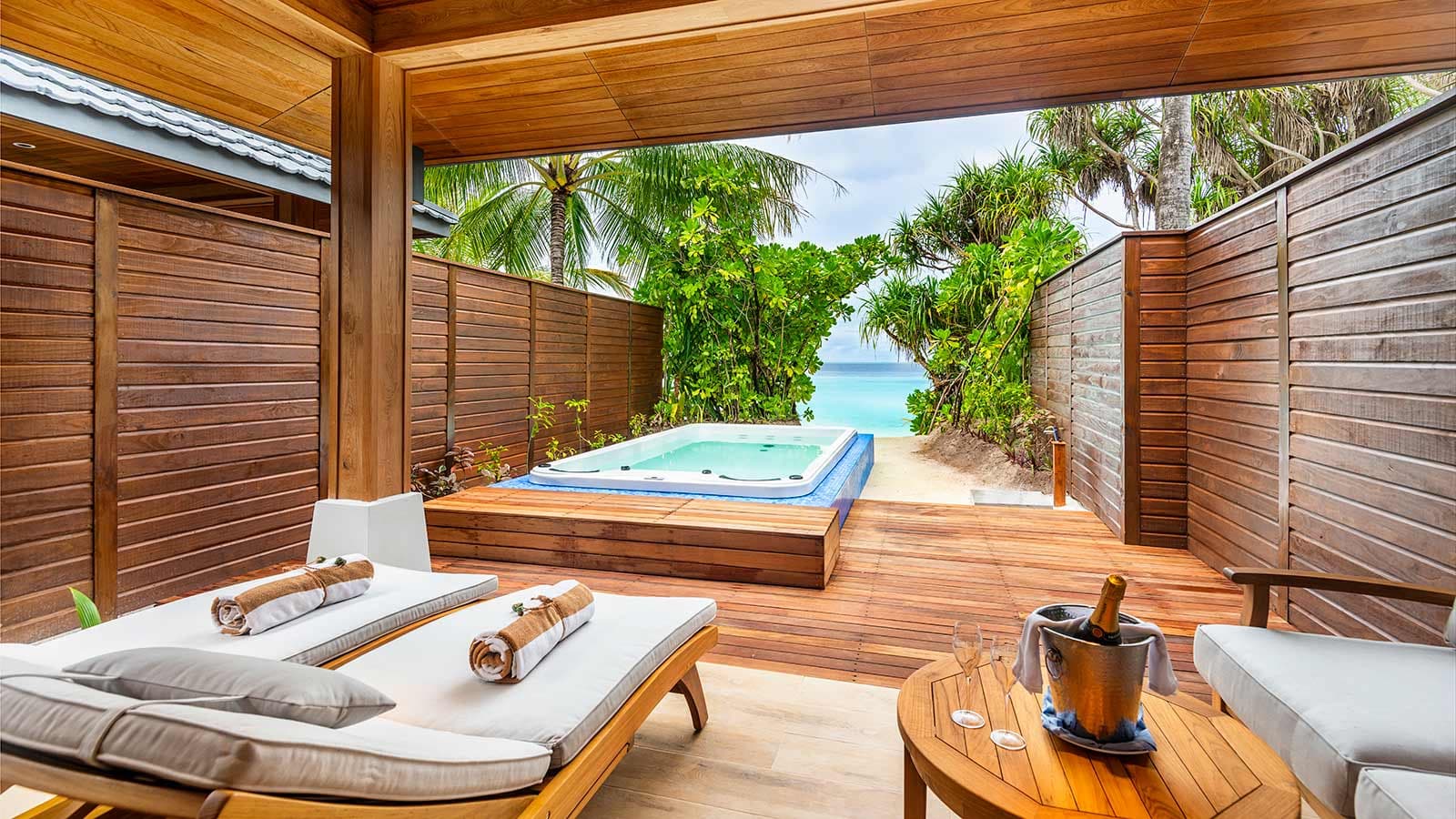 Beach Suite With Jacuzzi - Image 5
