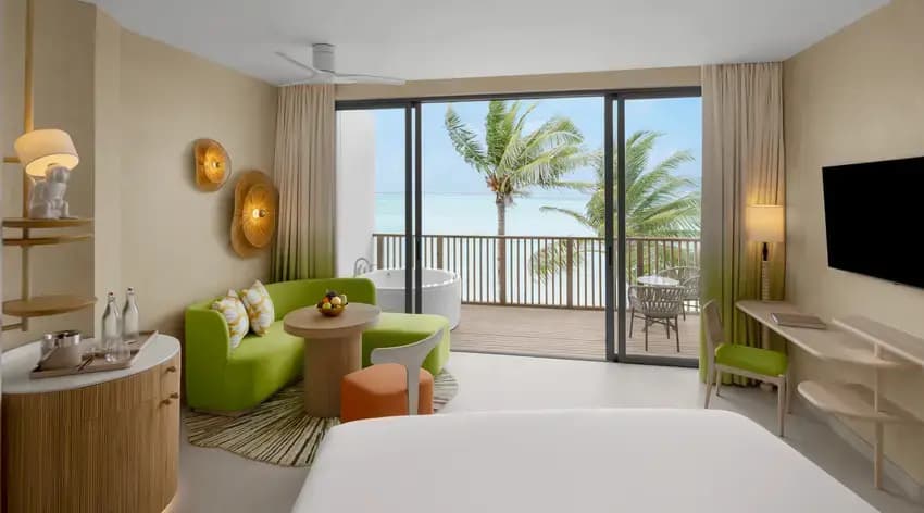 Mirage Panoramic Room with Jacuzzi - Image 2