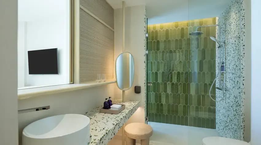 Mirage Panoramic Room - Image 4
