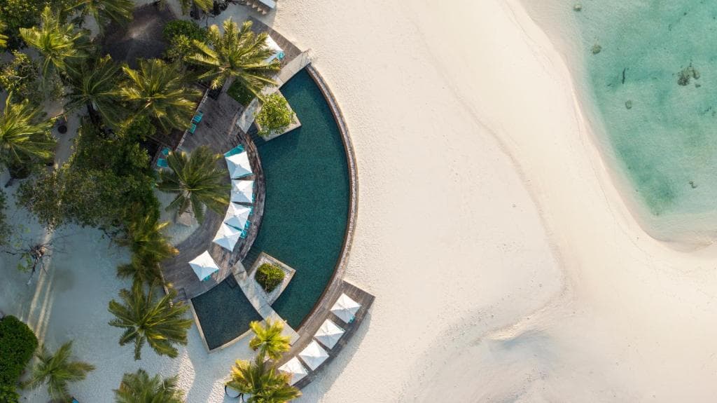 Constance Moofushi Resort - Image 4