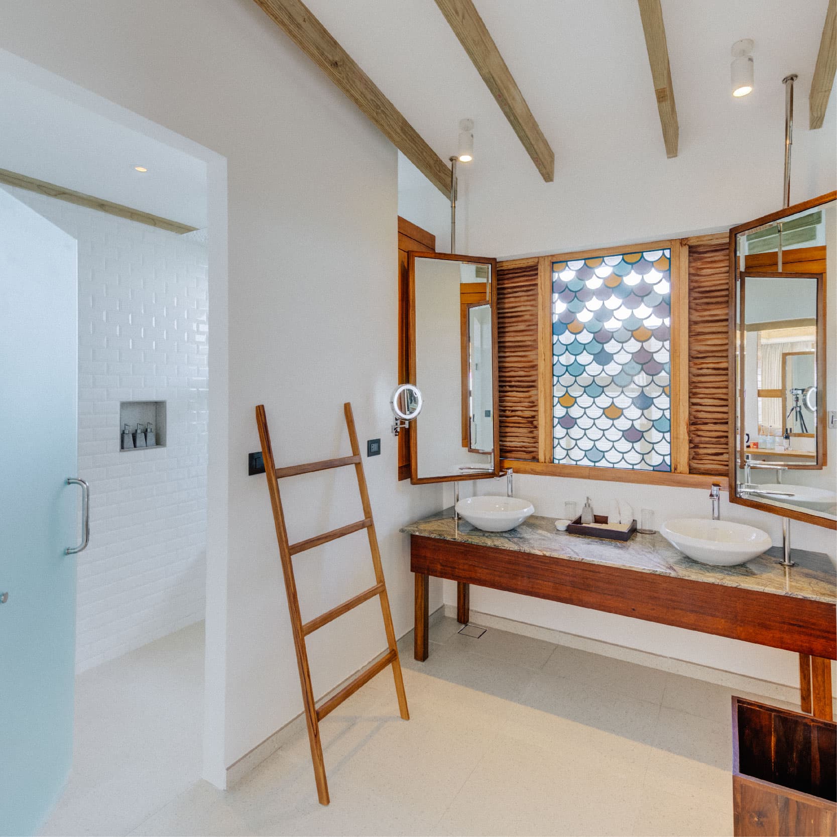 Water Bungalow - Image 2