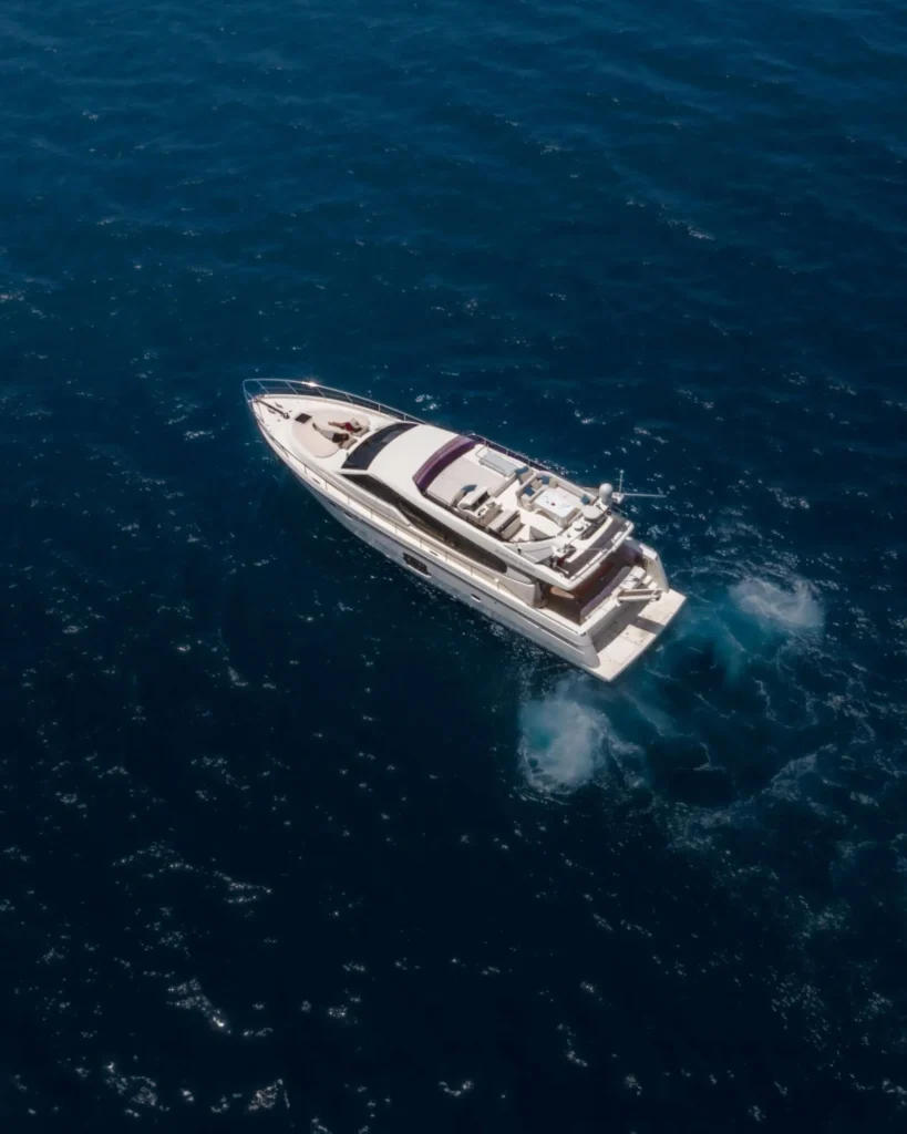 Luxury Yacht Charter: Hideaway Majesty