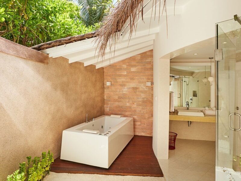 Jacuzzi Deluxe Beach Villa - Sun Siyam Vilu Reef - Image 4